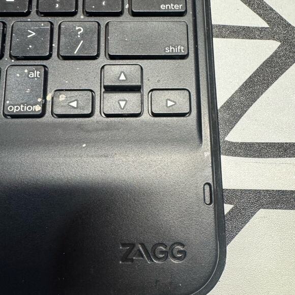 Black Zagg IPad Case with keyboard - Picture 2 of 3